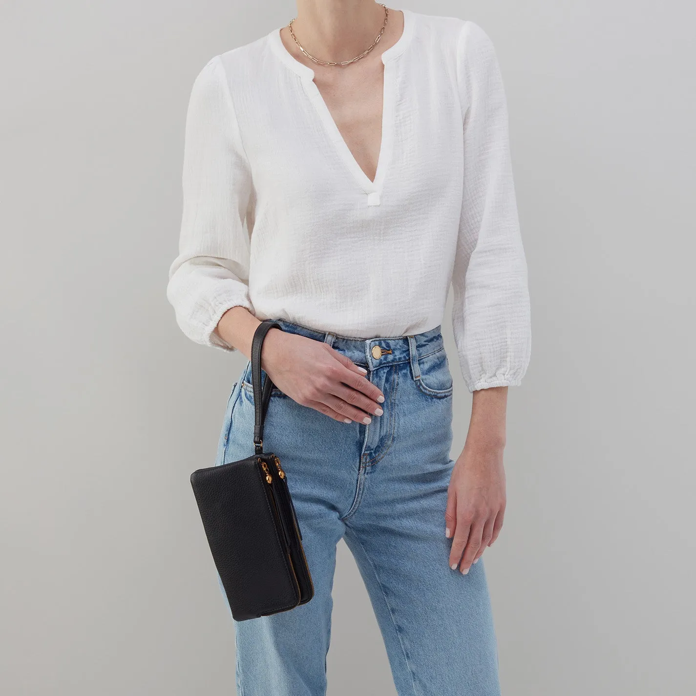 Dayton Wristlet In Pebbled Leather - Taupe