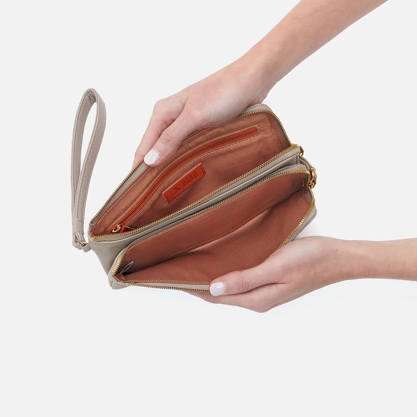 Dayton Wristlet In Pebbled Leather - Taupe