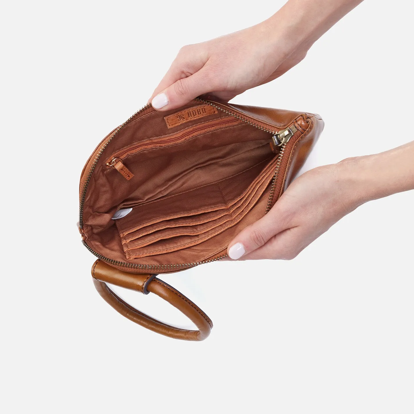 Sable Wristlet In Polished Leather - Truffle