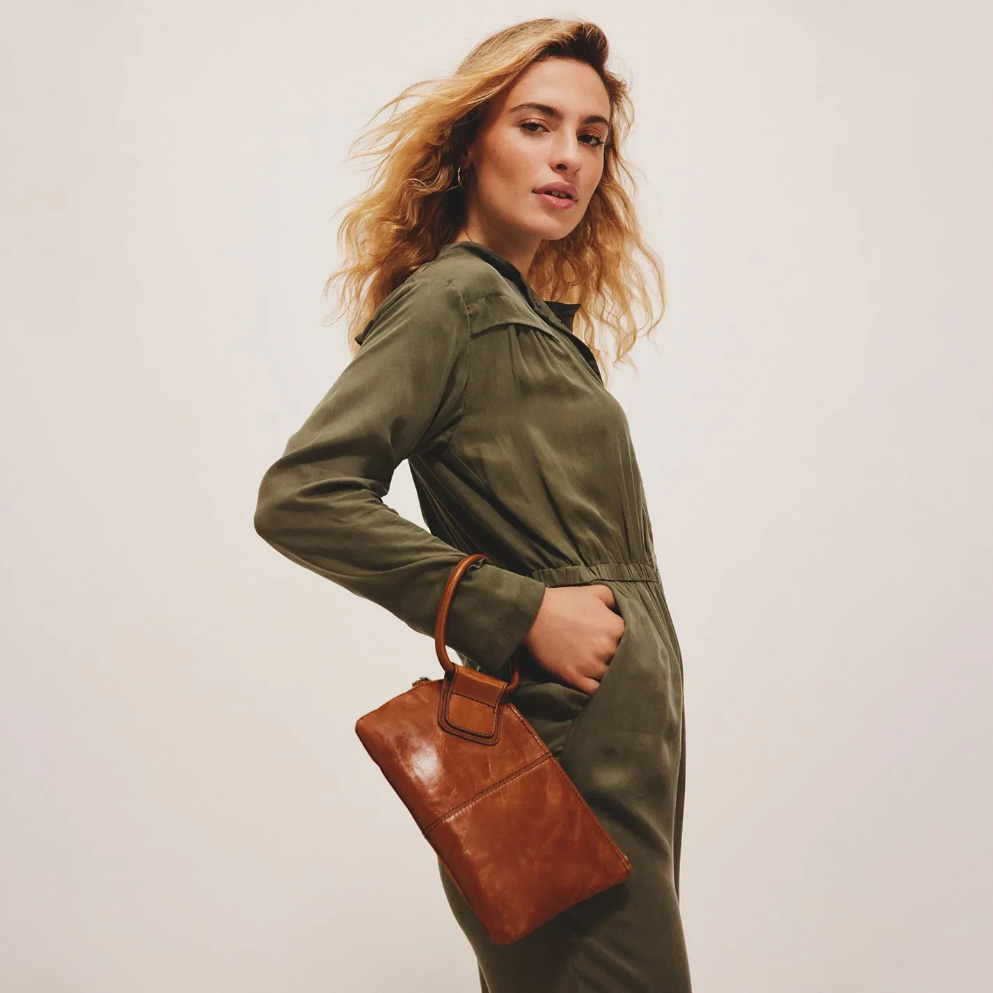 Sable Wristlet In Polished Leather - Truffle