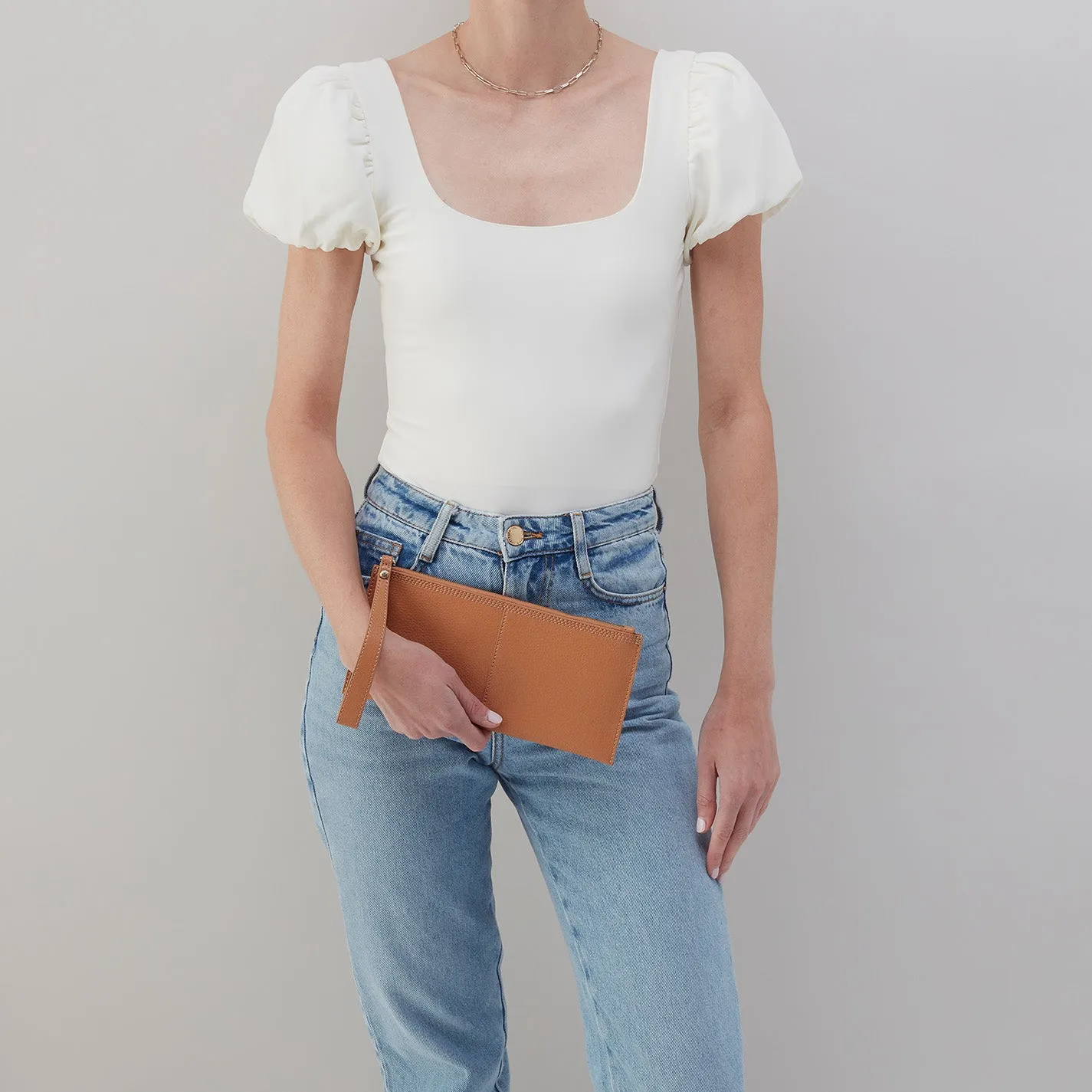 Vida Large Pouch In Micro Pebbled Leather - Biscuit